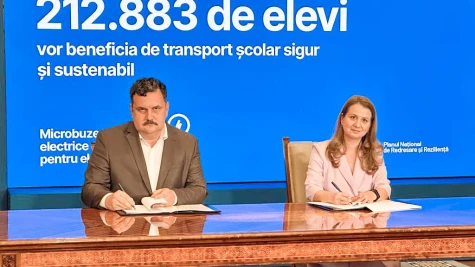 Pataki Csaba aláírta a 27 elektromos iskolabusz beszerzéséről szóló finanszírozási szerződést