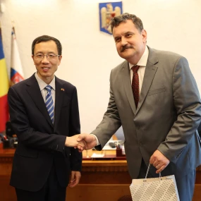 Ambasadorul Republicii Populare Chineze în România, Excelența Sa Chen Feng, în vizită oficială în județul Satu Mare
