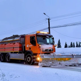 Munkagépek bevetésen a megyei utak hómentesítésére