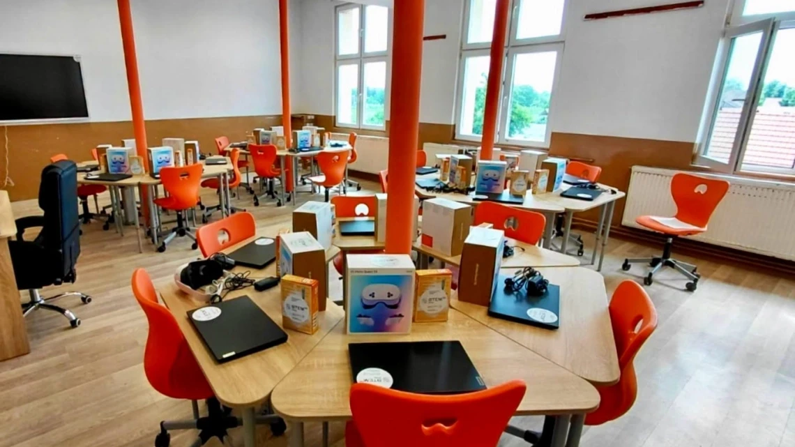 Trei școli din județul Satu Mare dotate cu echipamente moderne
