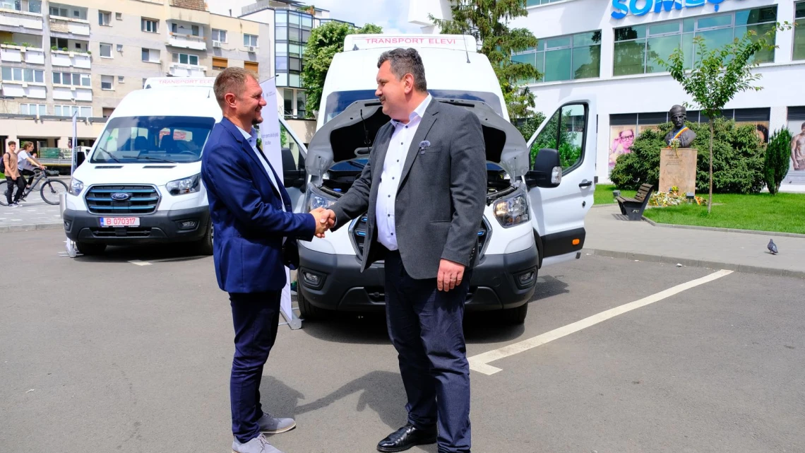 Primele două microbuze școlare electrice au ajuns în județ