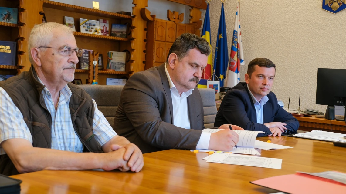 Conducerea Consiliului Județean Satu Mare a semnat contractul pentru efectuarea lucrărilor pentru siguranţa circulaţiei pe drumurile judeţene din județul Satu Mare.