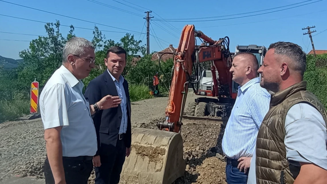 Continuăm să întreținem rețeaua de drumuri județene pentru siguranța și confortul tuturor participanților la trafic!