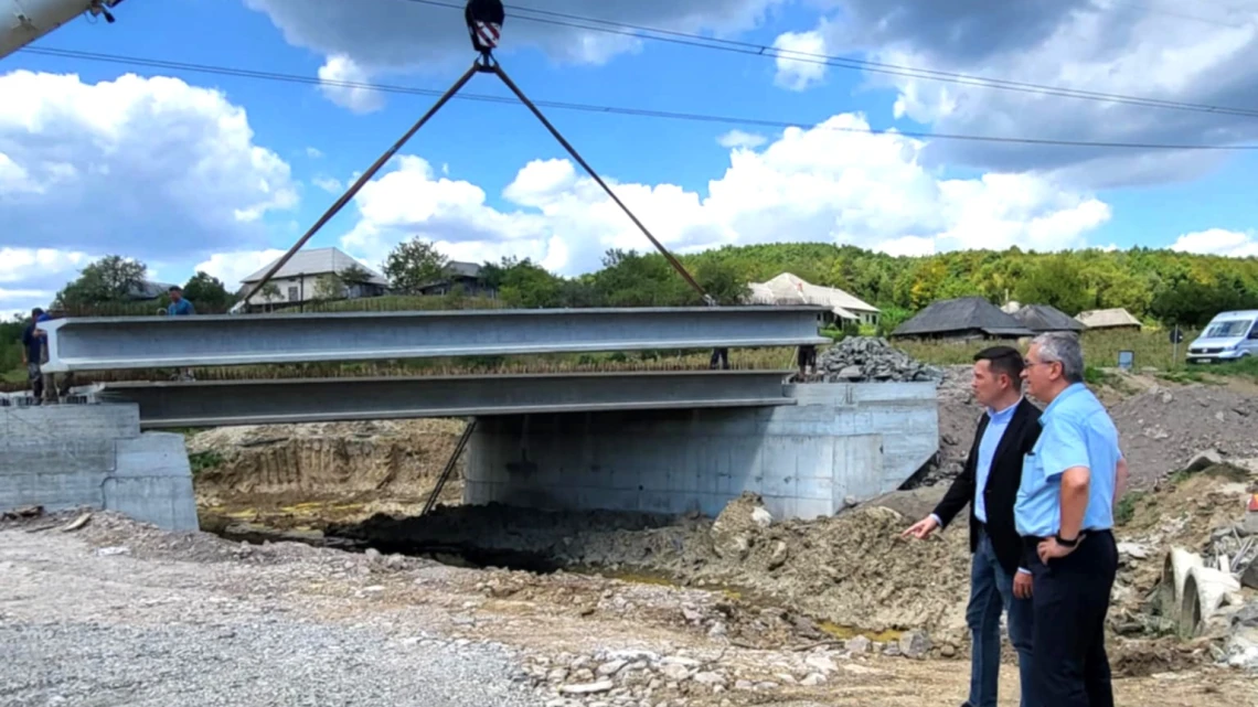 Podul peste Valea Bârsăului din localitatea Bârsău de Jos a intrat într-o nouă etapă a lucrărilor de reconstrucție