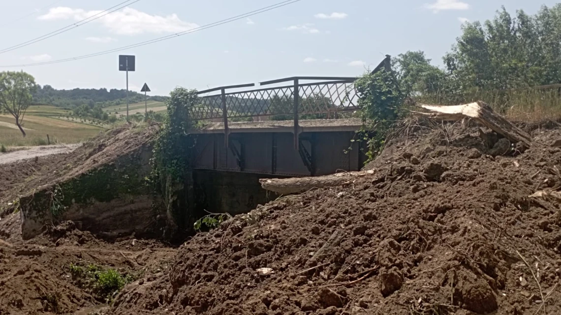 A început modernizarea podului peste Valea Bârsăului!