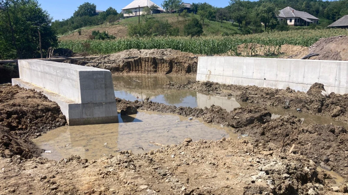 Lucrările de refacere a podului peste Valea Bârsăului avansează conform graficului