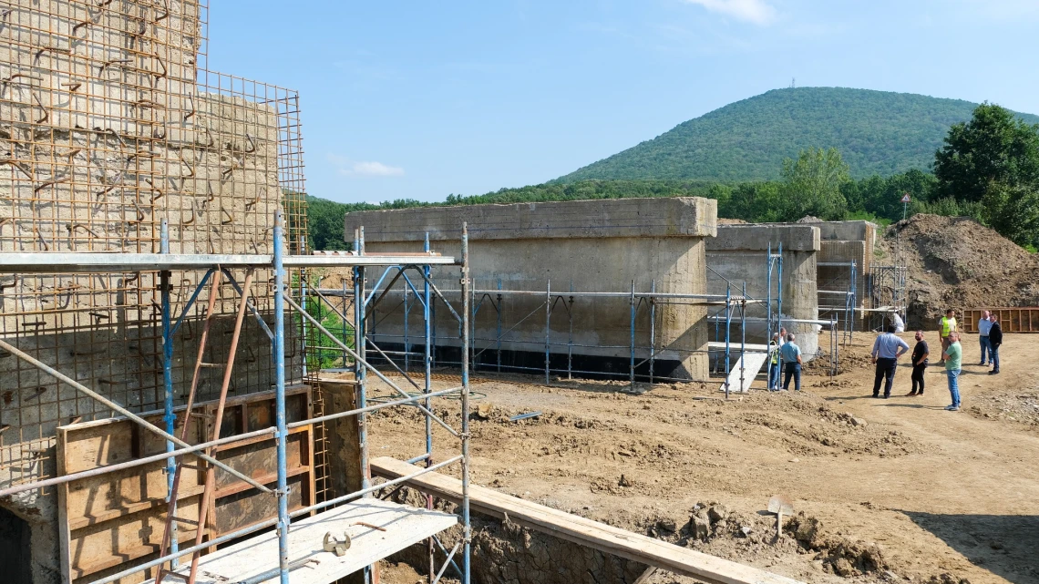 Podul peste râul Talna din Pășunea Mare începe să prindă contur