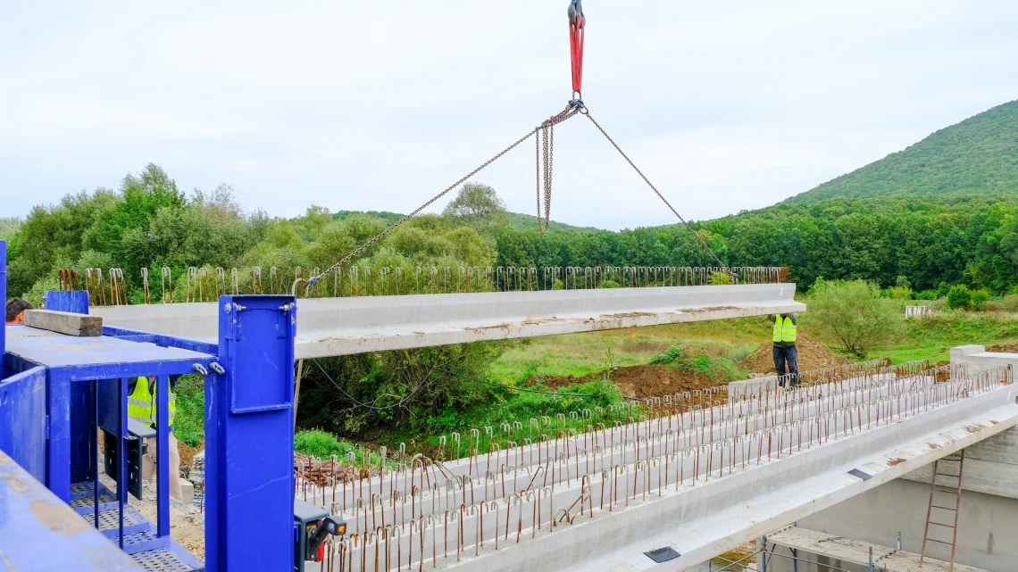 Suprastructura podului peste râul Talna prinde contur